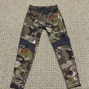 Under Armour COLD GEAR  compression tights/under layer. Boys Medium.